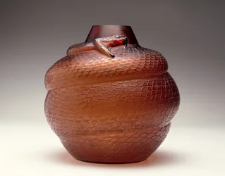 Kígyó, borostyánszínű üvegváza, R. Lalique, 1924